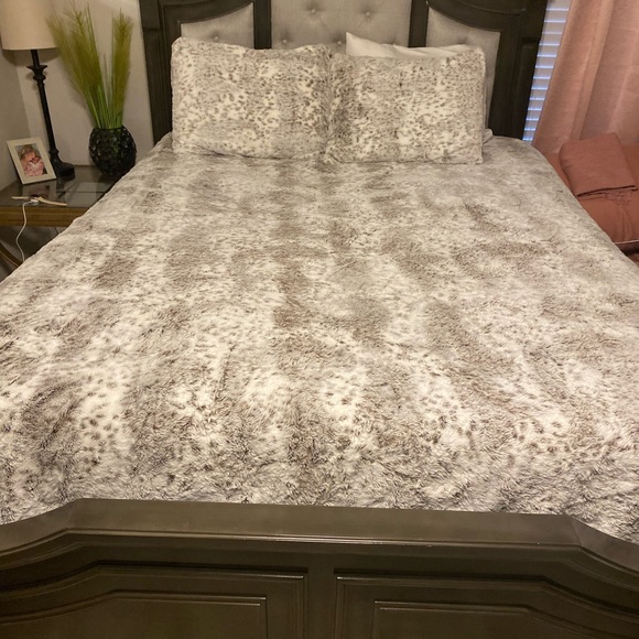 Queen size bedding - Picture 2 of 2